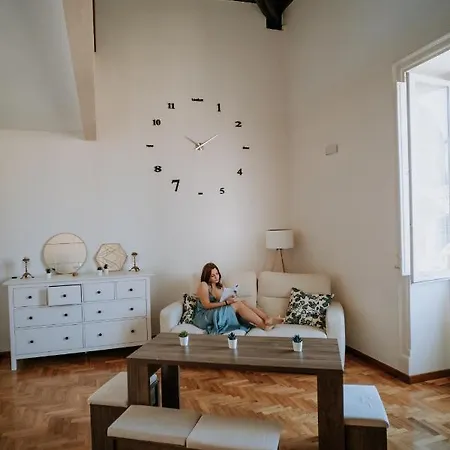 Cathedral Apartment *