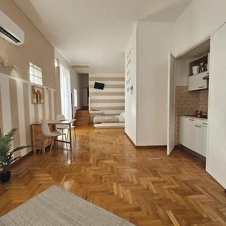 Cathedral Apartment *
